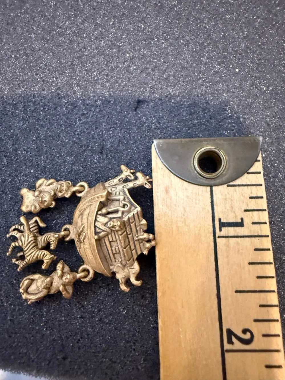 Vintage Avon Gold‎ tone Noah's ark boat animals brooch pin 1 1/8